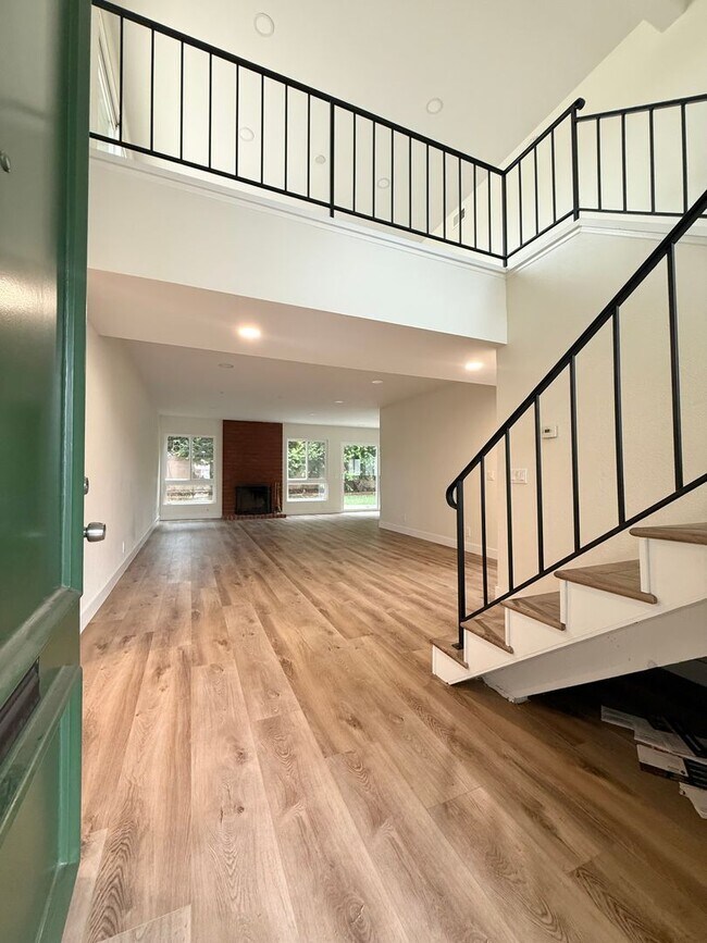 Foto del edificio - Spacious 5-Bedroom, 2-Bath Retreat in Quie...