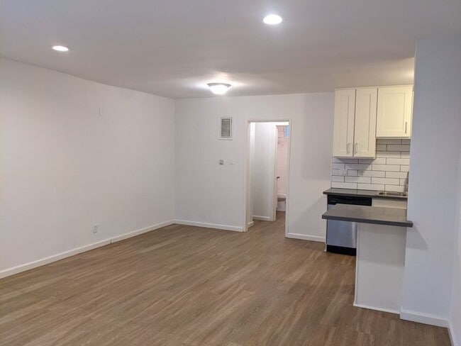 Building Photo - 6142 Eleanor Ave
