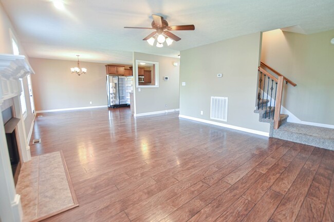 Building Photo - Three Bedroom in Fox Crossing!