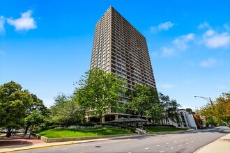 Building Photo - 1960 N Lincoln Park W