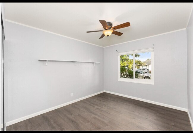 Foto del edificio - 2425 Edison Ave