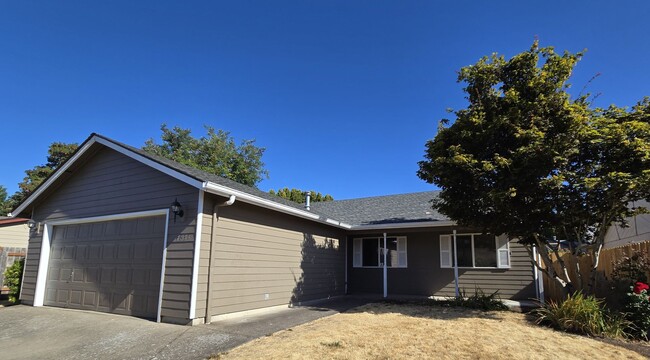 Building Photo - Single level, 3 Bedroom, 2 Bath House on c...