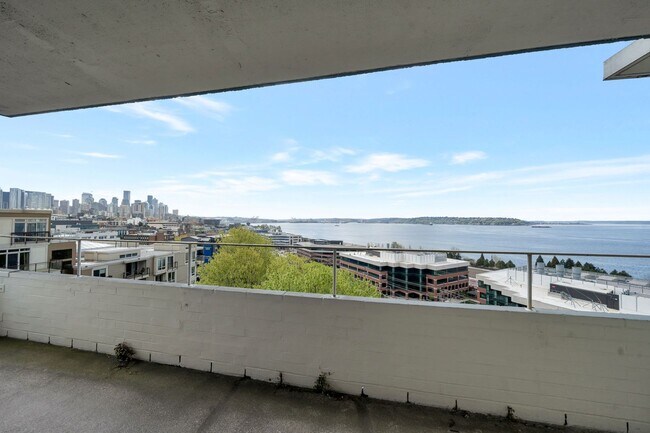 Foto del edificio - Stunning south slope condo with parking