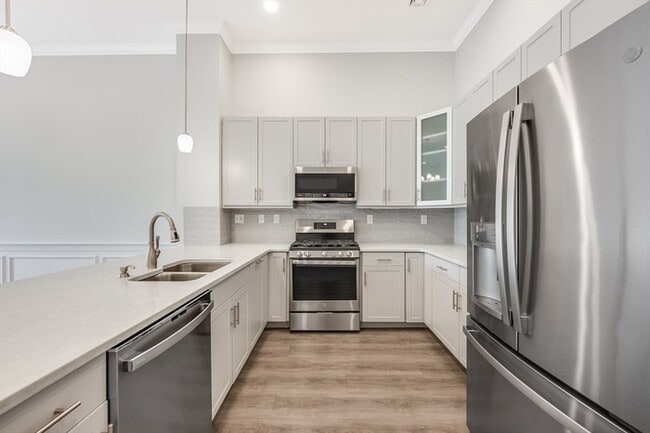 Building Photo - Modern 1BR Condo with Balcony & Luxury Amenities at Wellington Woods