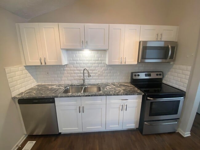Building Photo - 5970 Almina Dr