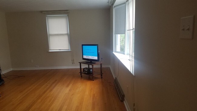 Building Photo - 3 br, 1.5 bath House - 445 SKYVIEW DR