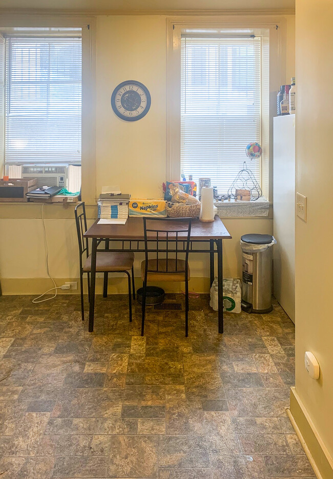 Building Photo - Downtown Apartment Close to CofC