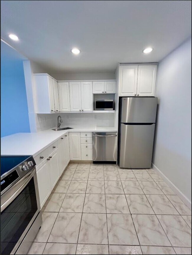Photo - Large Updated 1 Bedroom 1.5 Bath Condo - Steps from Fort Lauderdale Beach!
