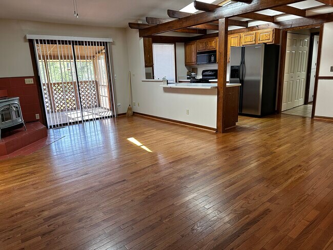 Foto del edificio - 323 Heather Ct