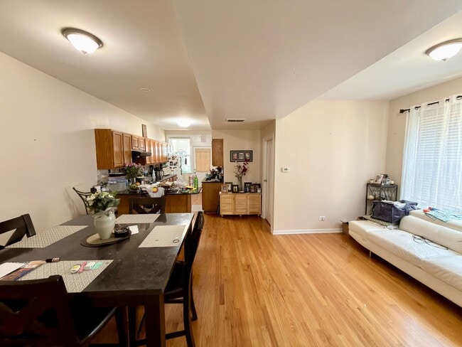 Building Photo - 4111 W Lawrence Ave