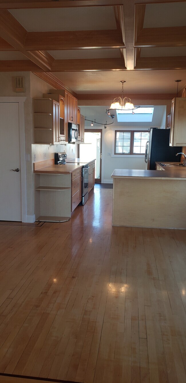 Building Photo - 510 W Glass Ave