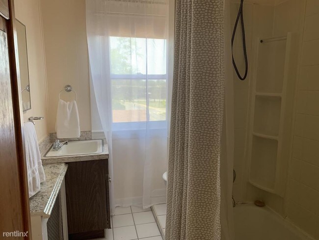 Building Photo - 1 br, 1 bath Apartment - 3223 Willoughby Rd