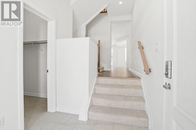 Building Photo - 319 Cloyne Cres