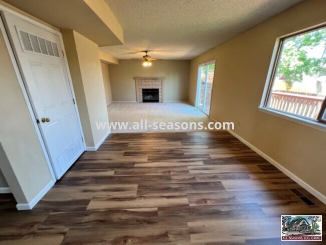 Foto del edificio - Northwest Tri-Level 5 Bedroom Home For Rent!
