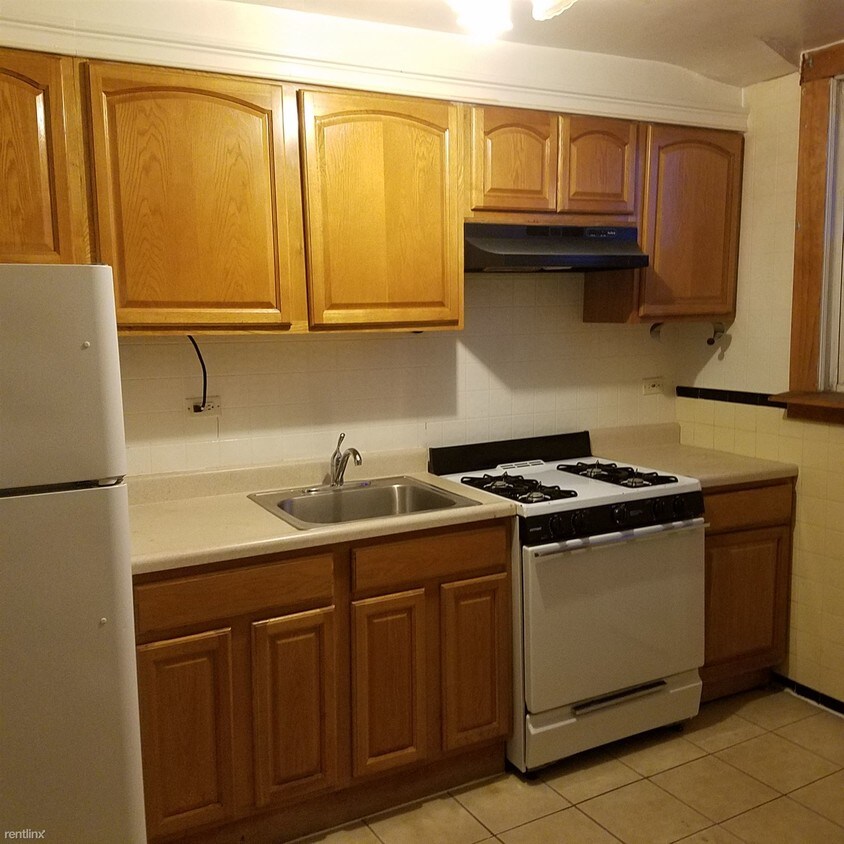 Primary Photo - 2561 Radcliff Ave