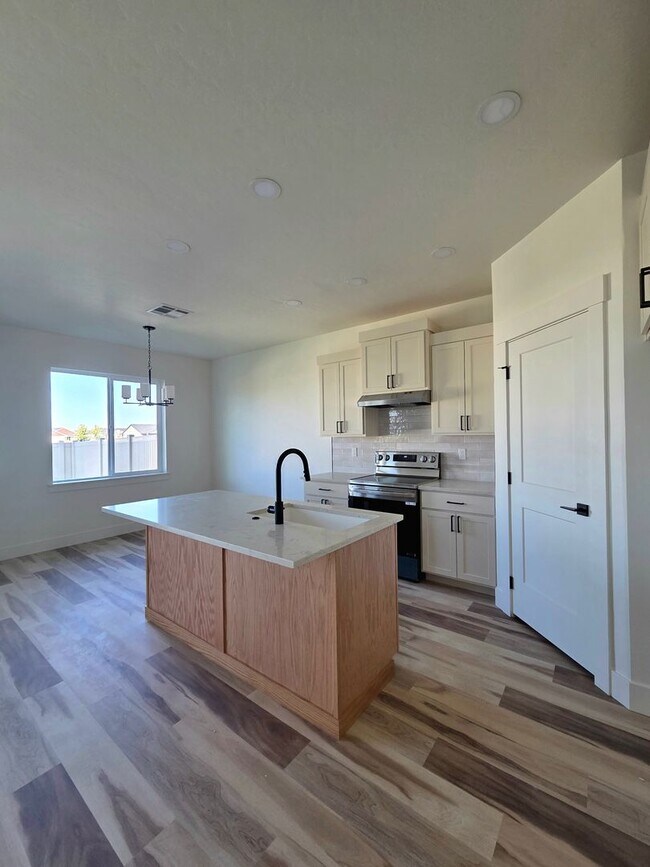 Foto del edificio - 363 Eden Rose St