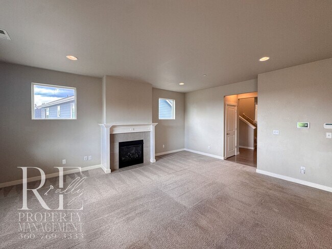 Foto del edificio - Vaulted Ceilings, Tree-Lined Views & a Spacious Primary Suite Retreat