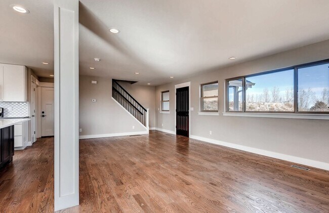 PUERTA DE ENTRADA Y HABITACIÓN - 3508 Dogwood Ave