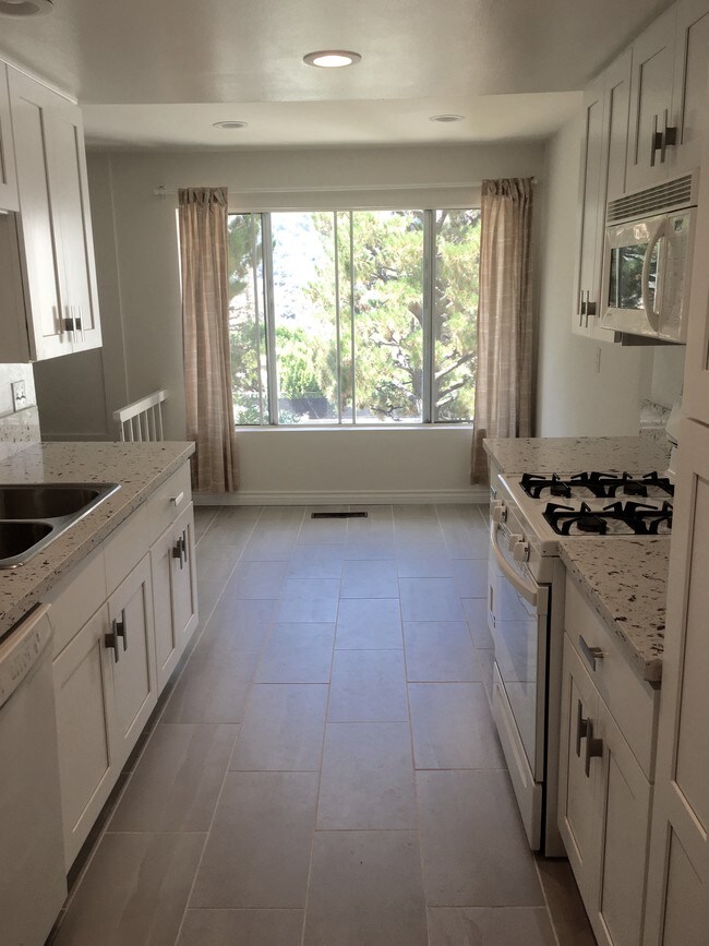 Building Photo - 1682 Palisades Dr