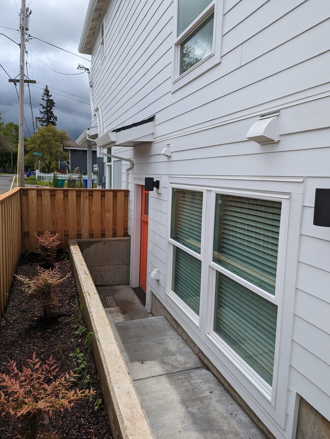 Building Photo - 9857 NE Everett Ct