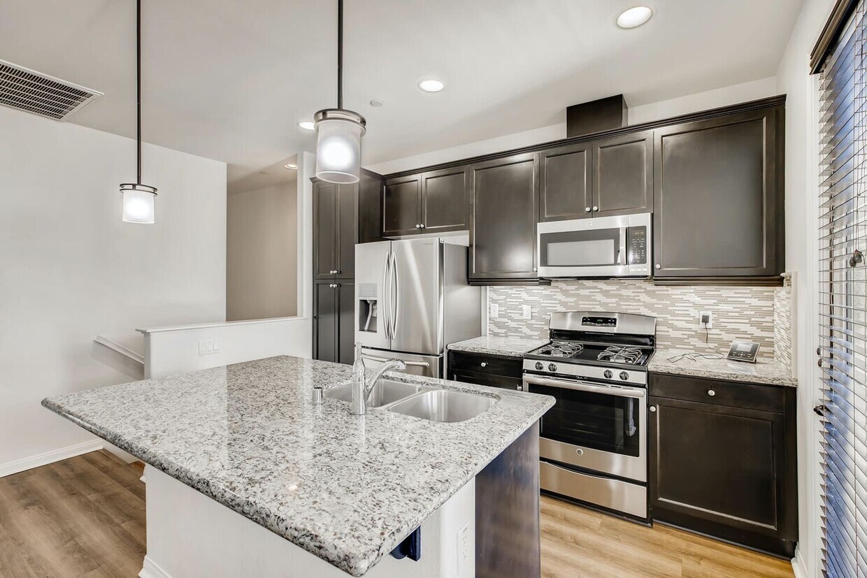 Foto principal - Amazing 2Bd/2Ba Townhouse with 1 car attac...