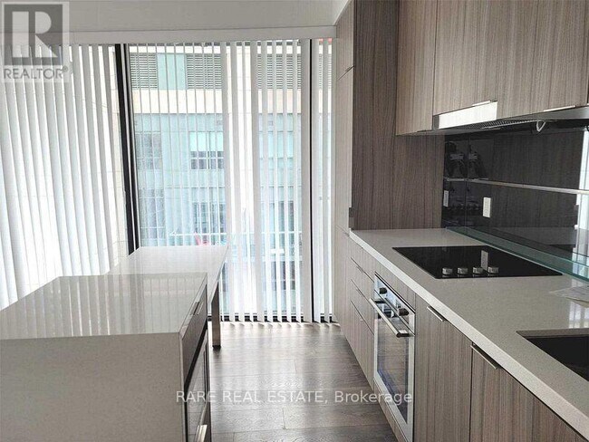 Photo du bâtiment - 215 Queen St W