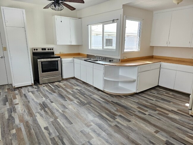 Building Photo - 3 Bed / 2 Bath Single-Family Attached Home...