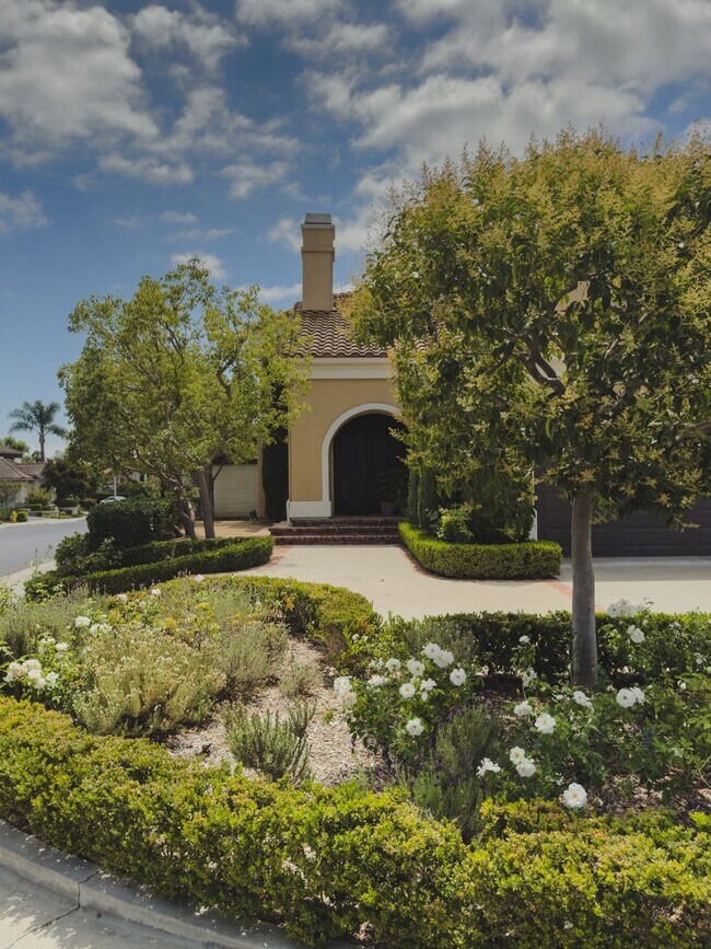 Foto del edificio - Elegant Mediterranean Living with Private Pergola Garden & Resort Amenities