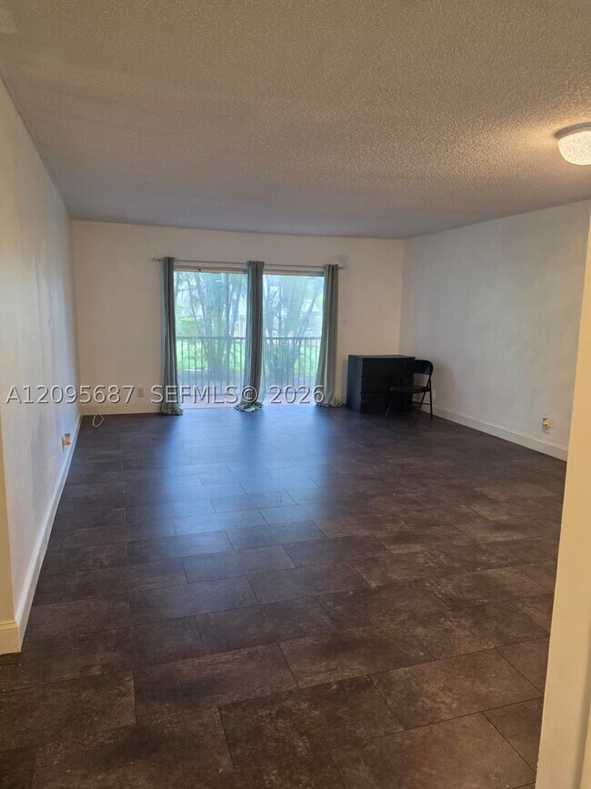 Foto del edificio - 5961 N Falls Cir Dr