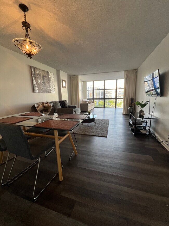 Living room - 1000 Parkview Dr