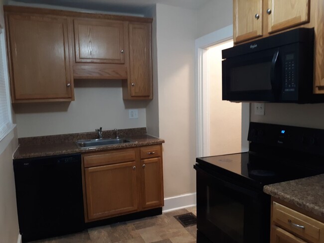 Building Photo - Cozy  2 Bedroom Home off Poplar Level