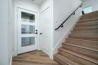 Building Photo - 112 Tolima Dove St