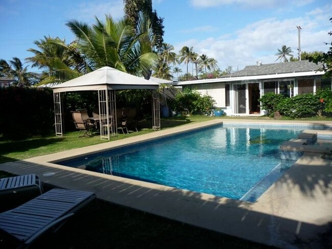 Foto del edificio - JULY 1, 2025 Large home with pool nestled ...