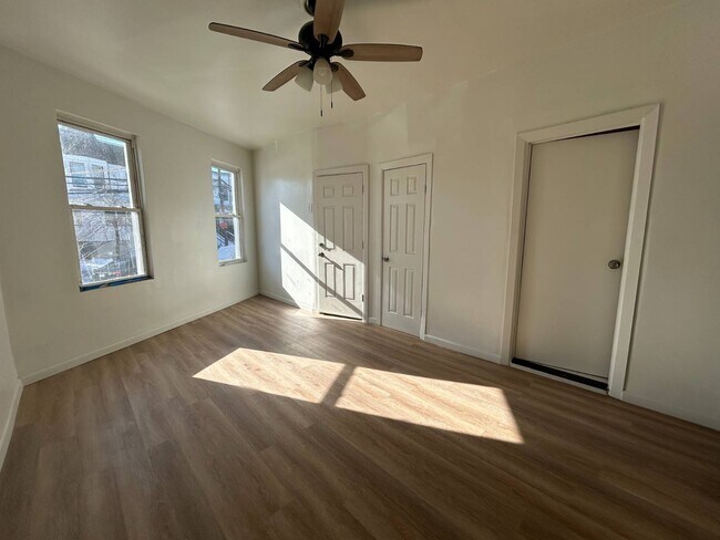 Building Photo - 681 Rhinelander Ave