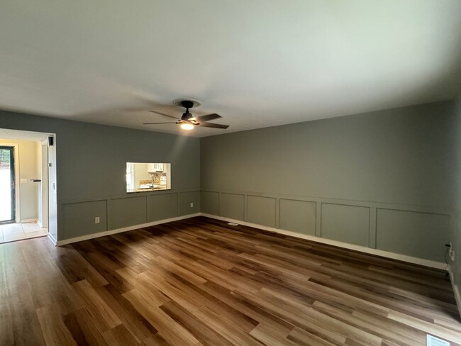Building Photo - 3 Bedroom, 2 Bath End Unit Townhouse in Ra...