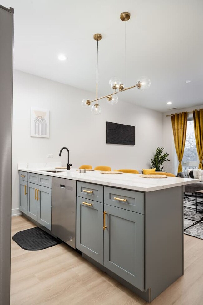 Building Photo - 3723 S Giles Ave