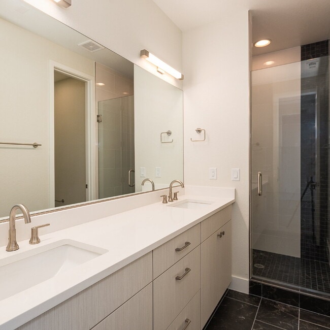 Foto del edificio - Modern 3 bed / 2.5 bed farmhouse townhome for rent