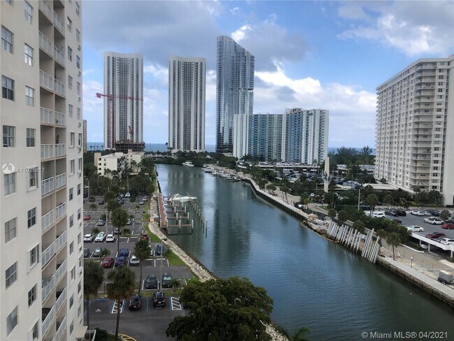 Foto del edificio - 400 Kings Point Dr
