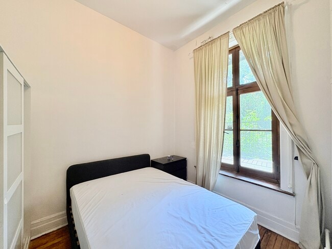 Building Photo - 3480 Rue Sainte-Famille