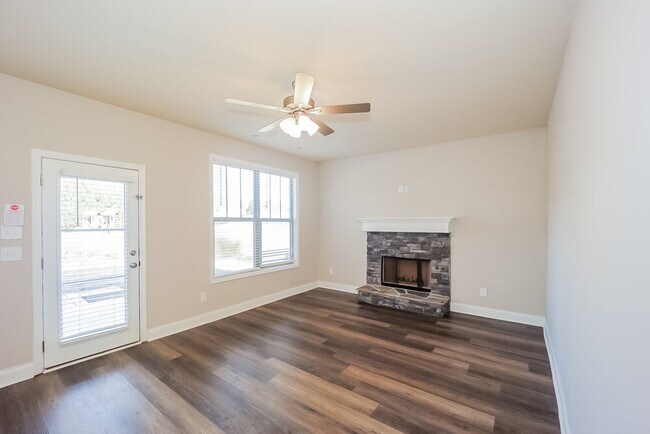 Foto del edificio - 425 Flowery Branch Ct