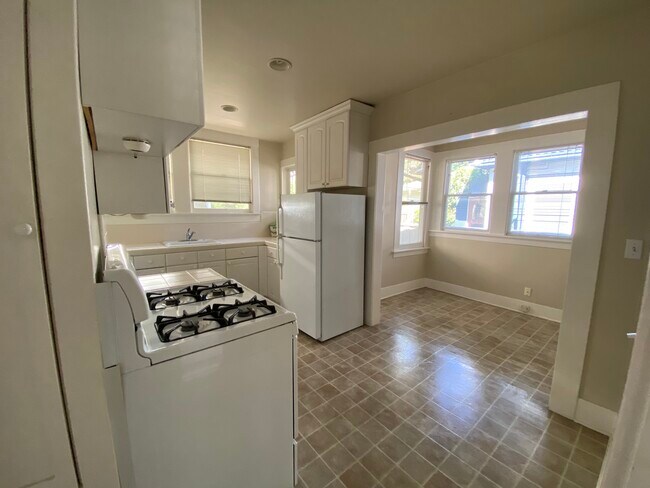 Kitchen - sun room - 311 Waverley St