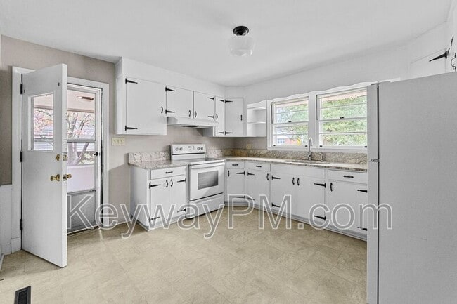 Building Photo - 13 Erskine Ln