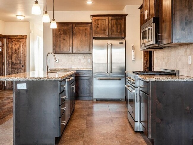 Building Photo - Desirable Black Rock Ridge with Mountain V...
