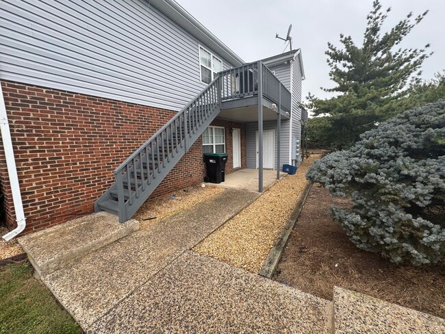 Building Photo - One level 2 Bedroom Apartment