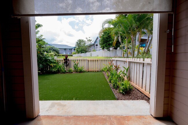 Foto del edificio - 2-Bedroom, 2-Bathroom Home in Waipahu – 2 Parking Stalls & Private Backyard
