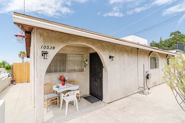 Building Photo - 10539 Samoa Ave