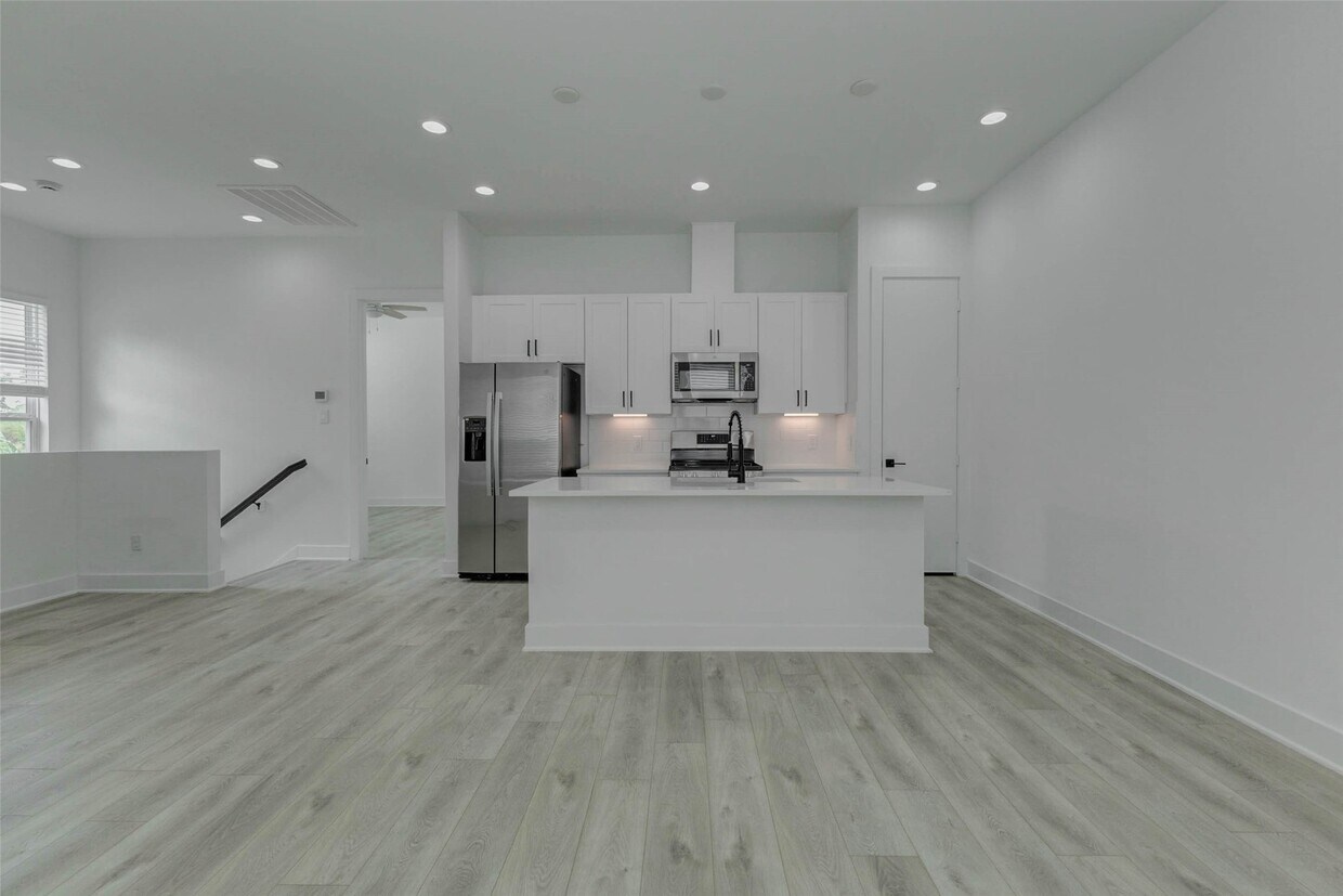 Building Photo - 5727 Elysian St