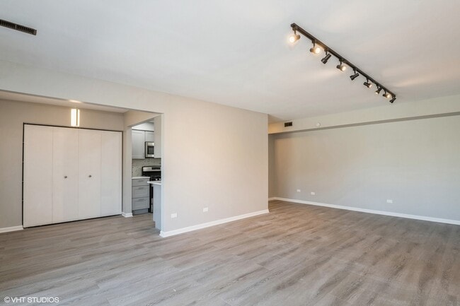 Building Photo - 100 Clubhouse Ln