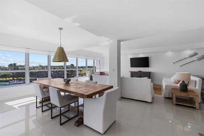 Foto del edificio - 9102 W Bay Harbor Dr