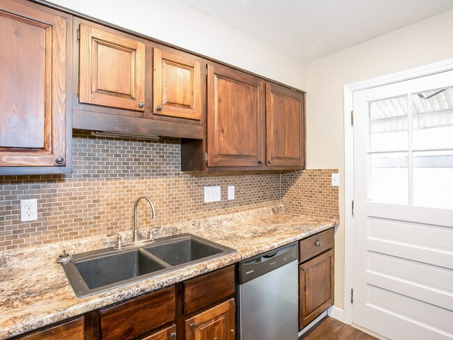 Building Photo - Inviting Home with 4 Bedrooms